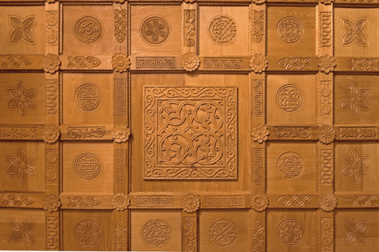 Soffitto con il motivo centrale musulmano con la greca della cornice e i rosoni copriviti