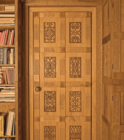 La porta, con pannelli traforati e intagliati