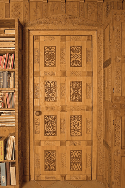 La porta, con pannelli traforati e intagliati